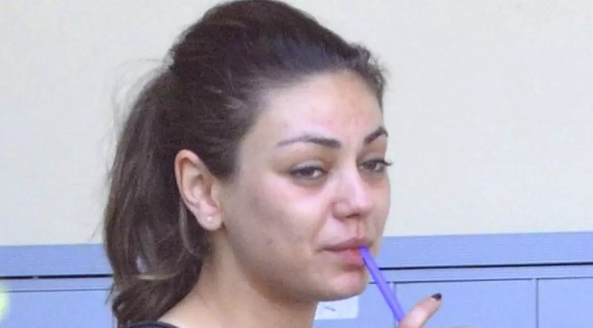 Mila Kunis, de nerecunoscut! Uite ce urâtă e nemachiată! | FOTO