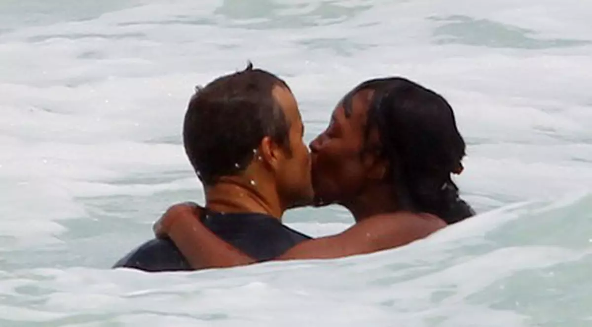 Naomi Campbell se iubeşte în ocean cu Vladislav Doronin | FOTO