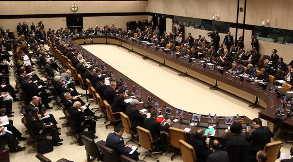 Isterie la Bruxelles! Sute de pacifişti au încercat să pătrundă cu forța în sediul NATO