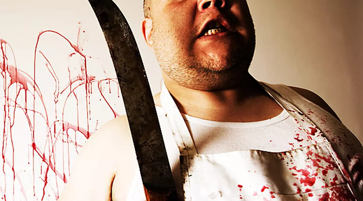 I-a tăiat gâtul tovarăşului de pahar