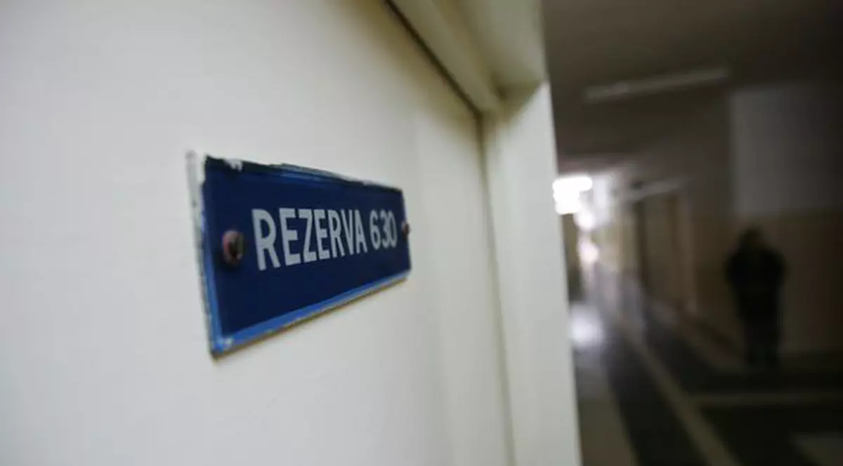 O pacientă, hărțuită într-un spital din Roman. S-a trezit cu brancardierul în pat