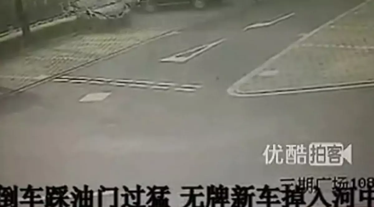 GROAZNIC! Acesta e şoferul care a "reuşit" cea mai PROASTĂ parcare pe care ai văzut-o! | VIDEO