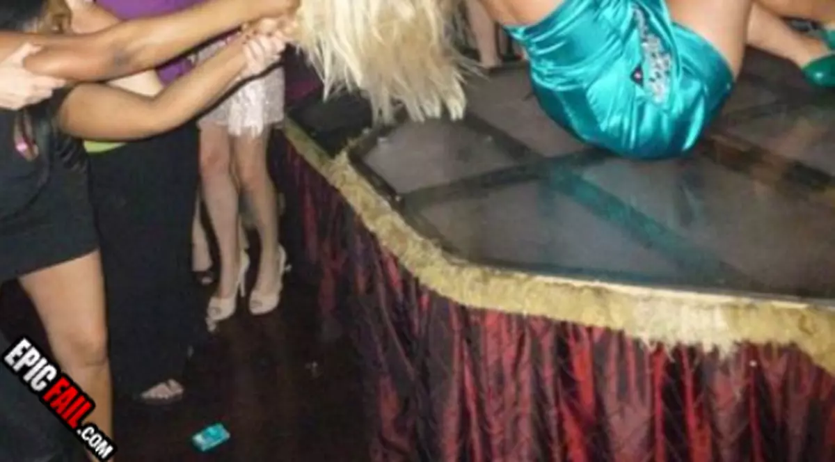 ”Dă-te jos de-acolo, matracuco!” A vrut să se afirme la bară, dar cu greu a fost lăsată! FOTO