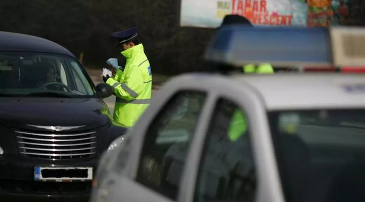 CULMEA MITEI! Un poliţist i-a cerut unui şofer care a parcat neregulamentar brânză de 100 de lei