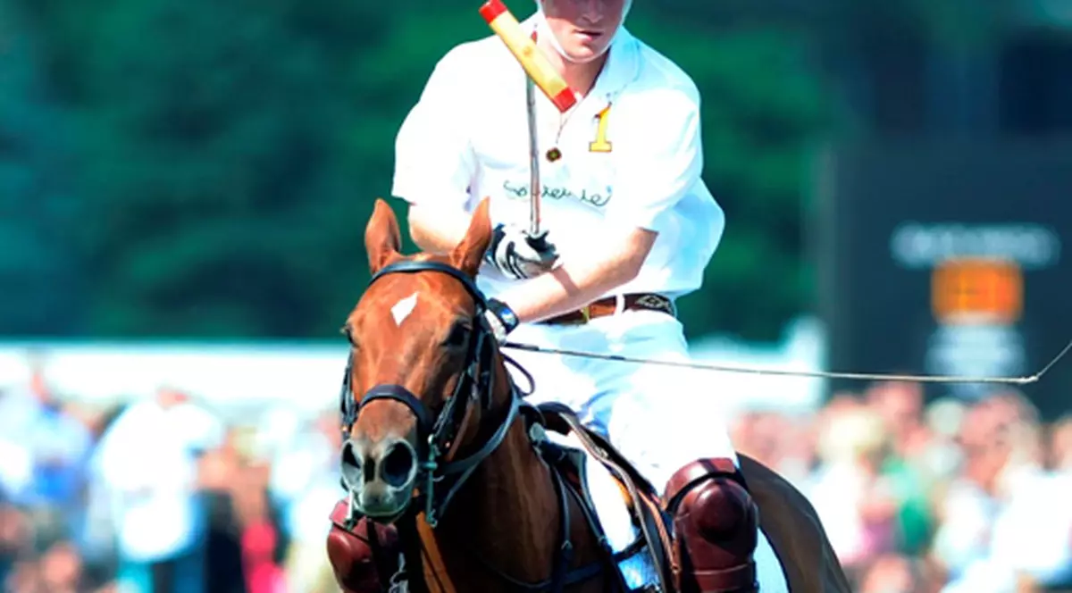 Prinţul Harry, admirat de o lume întreagă după ce a salvat viaţa unui rival în timpul unui meci de polo