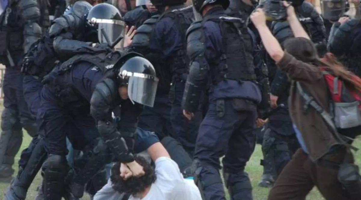 Aurel Moise a despărţit apele: poza jandarmului cu ţigara a fost trucată în Photoshop!