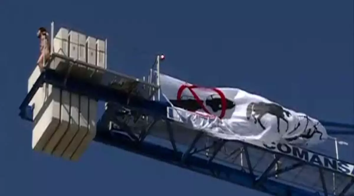 Un bărbat dezbrăcat s-a suit pe o macara din faţa Teatrului Naţional din Bucureşti