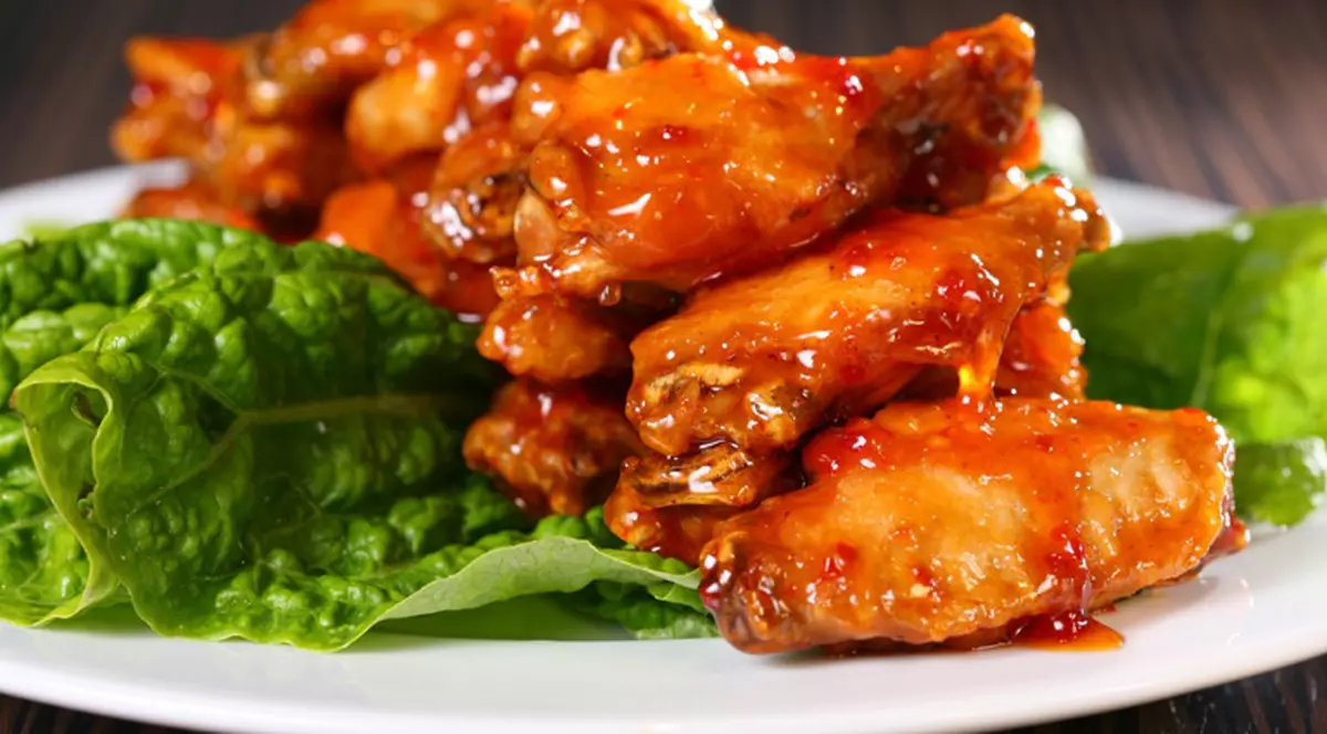 Aripioare picante cu miere. Ai mâncat vreodată? Vezi unde se gătesc!