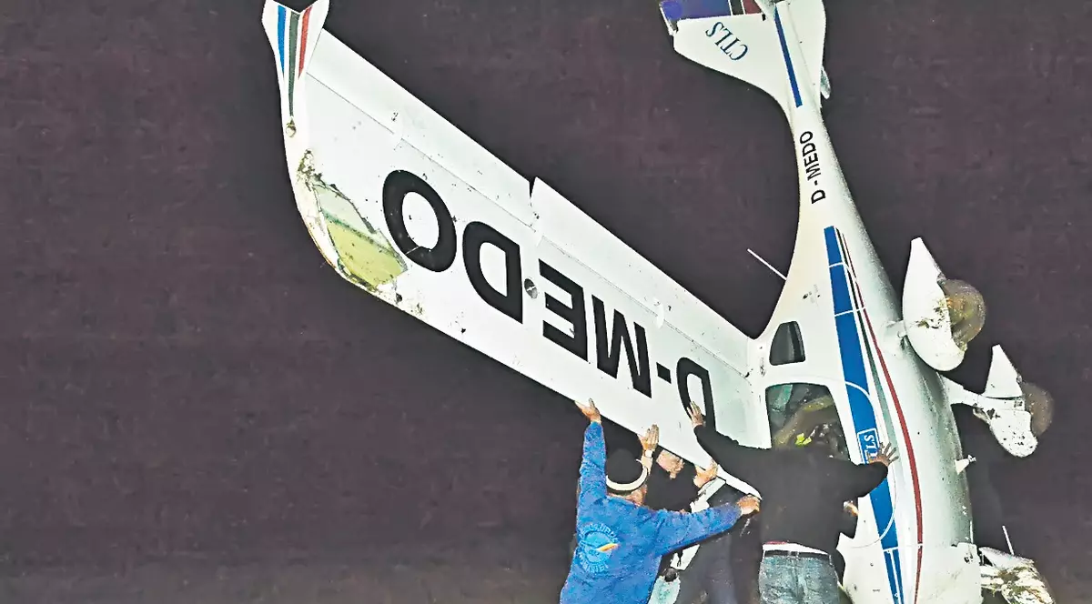 Un avion cu două persoane la bord a aterizat forţat în Arad, din cauza condiţiilor meteo