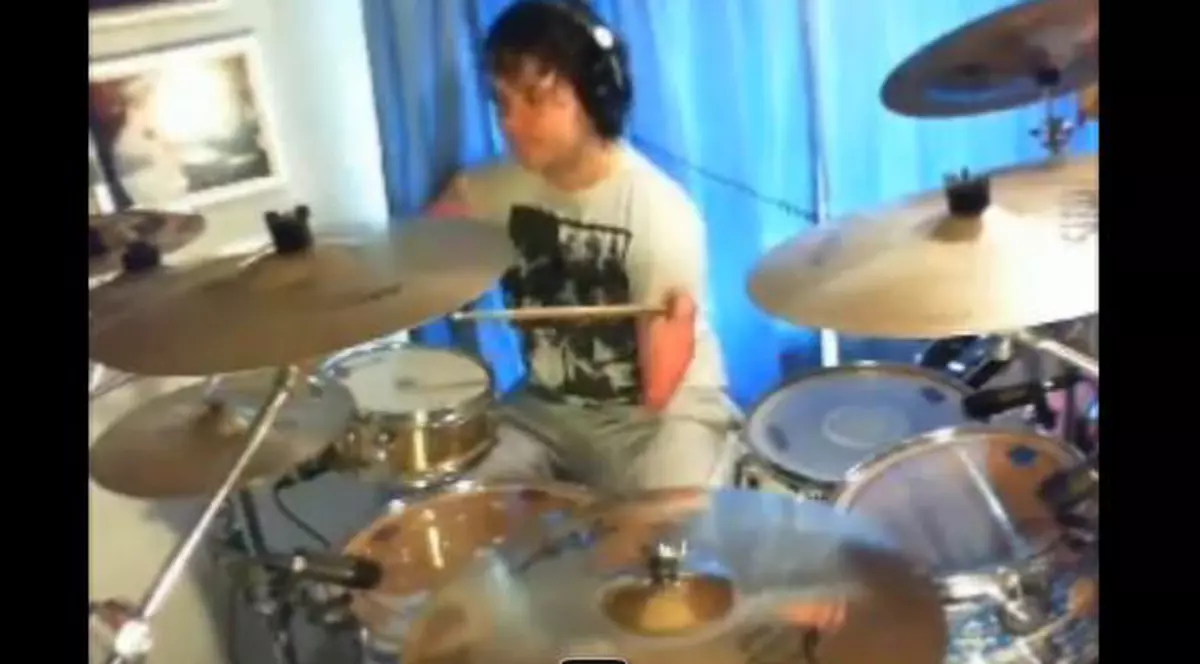 ROMÂNUL CARE A UIMIT LUMEA! Nu are antebrațe, dar cântă senzațional la tobe | VIDEO