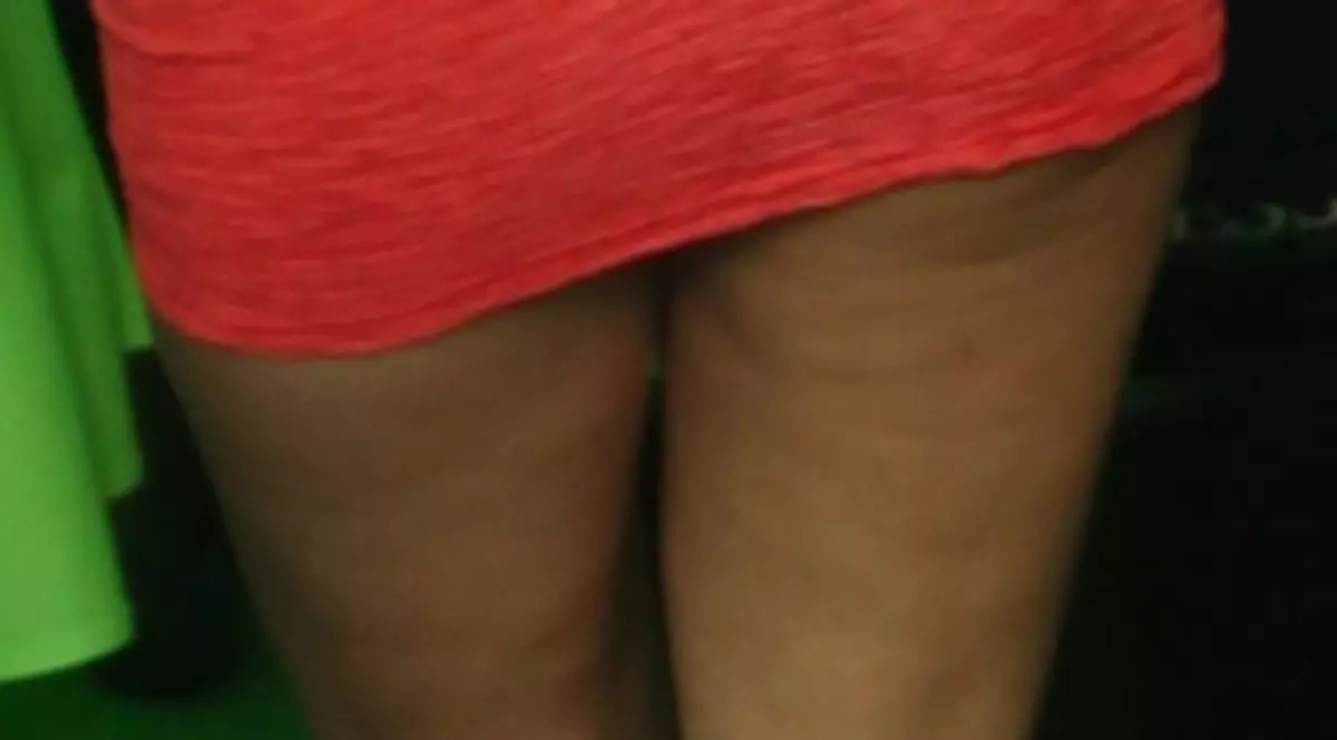 Groaznic, câtă celulită are! Uite ce brunetă din showbiz defilează aşa | FOTO