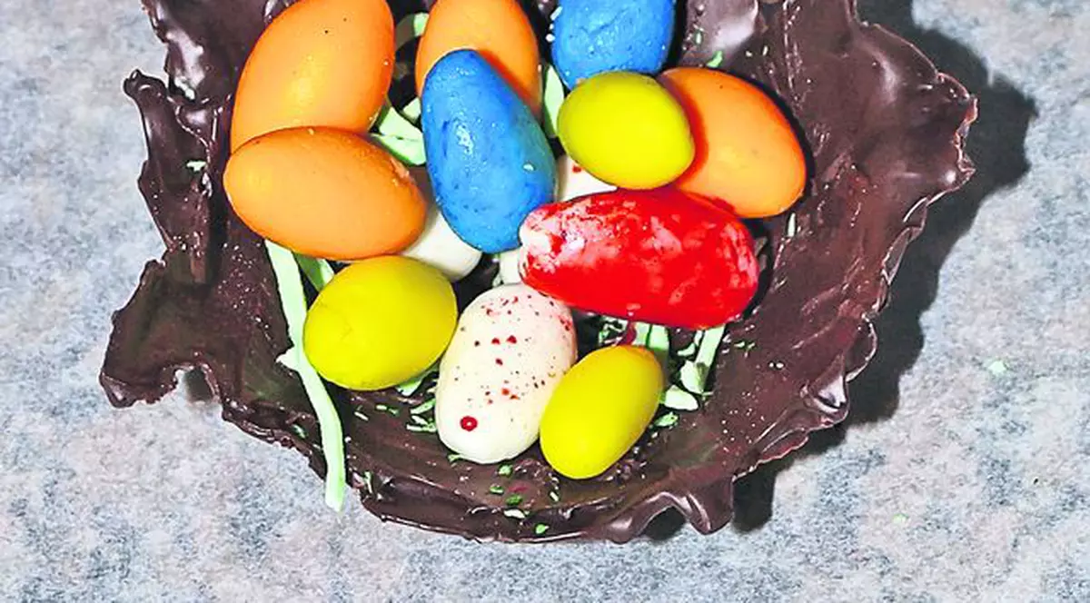 Coşuleţ din ciocolată cu ouă colorate