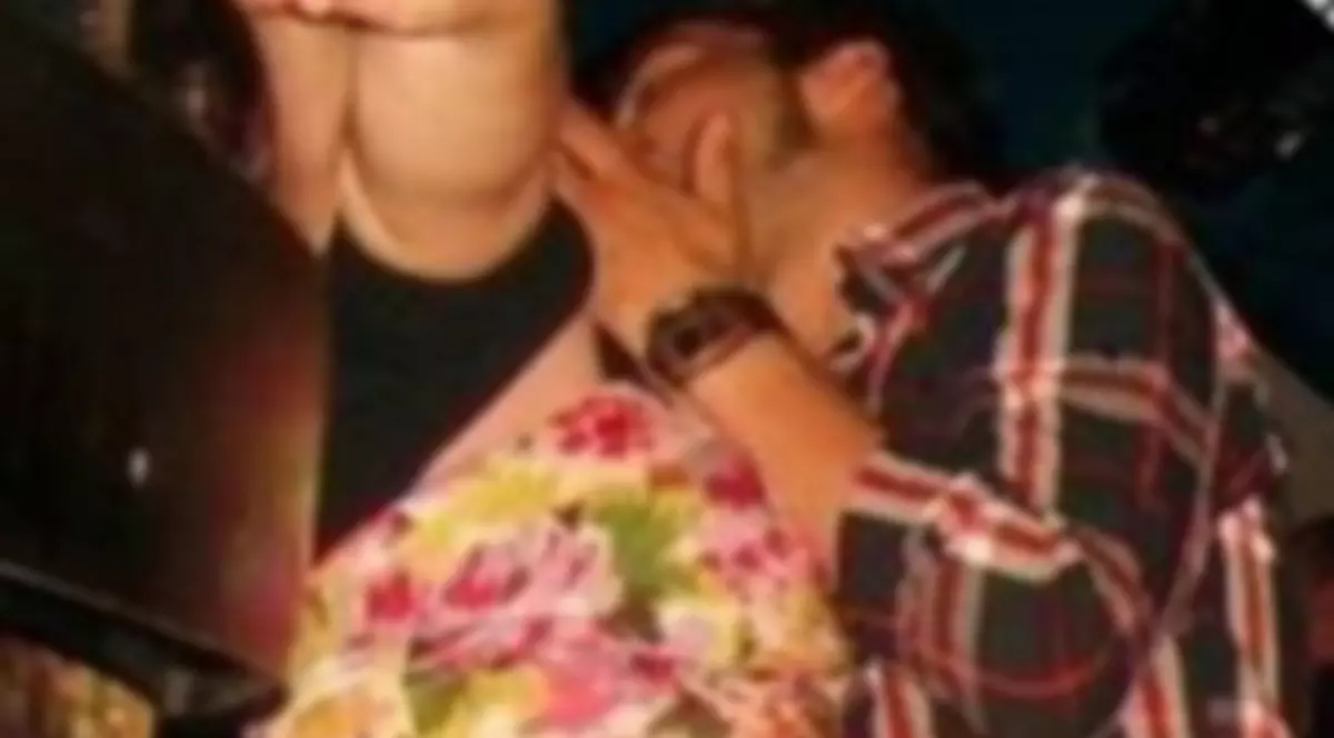 Măreşte poza şi vei rămâne UIMIT! Iată ce au provocat cu un SĂRUT FIERBINTE