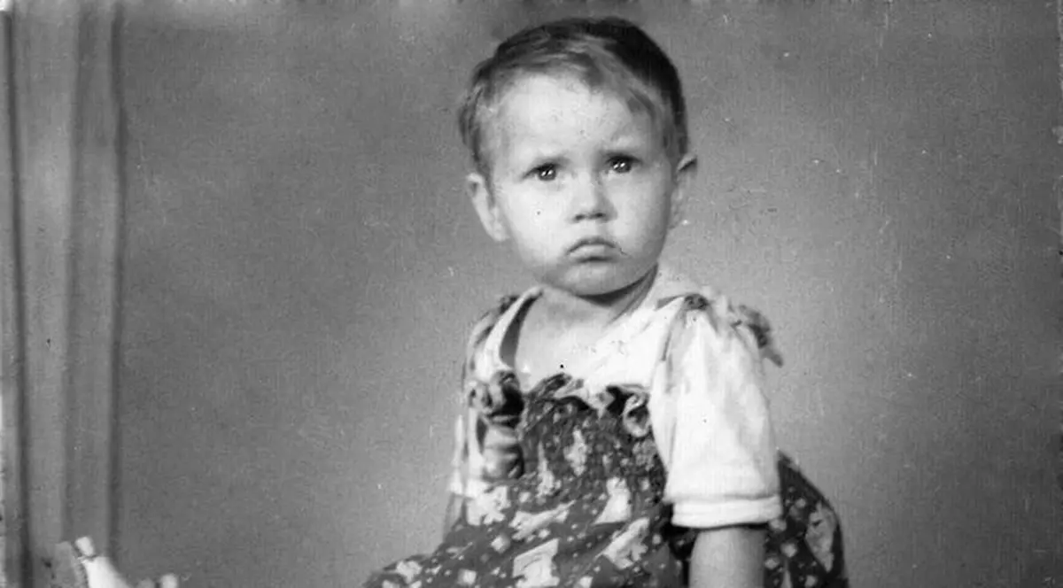 Aşa arăta o vedetă de la noi, când era mică! Cine crezi că este această păpuşică? | FOTO