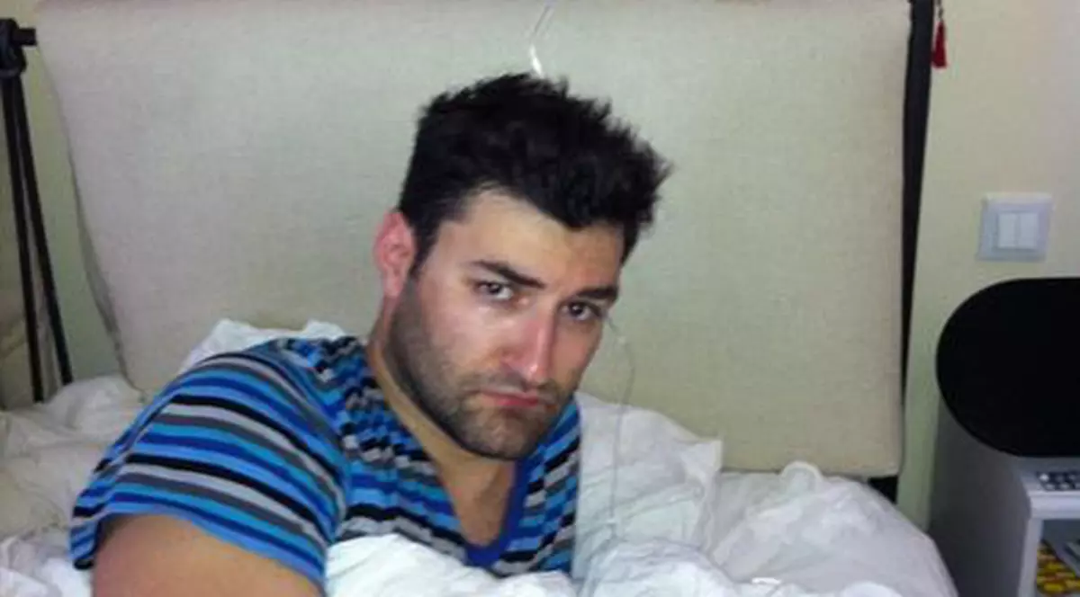 Smiley, cu perfuzii, pe un pat de spital | FOTO