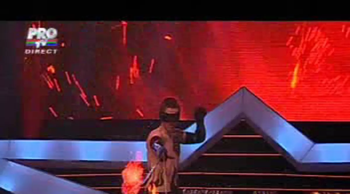 S-a jucat cu flăcările, legat la ochi, şi a demonstrat că focul poate fi îmblânzit! FOTO