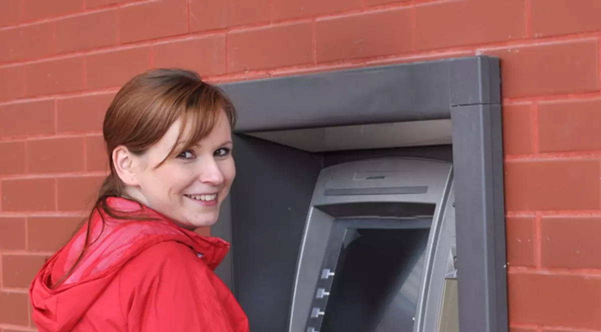 Când scoateţi bani de la ATM, apucaţi-vă de strigat din toţi rărunchii "Am câştigat! Am câştigat!" Vă va scăpa de stres