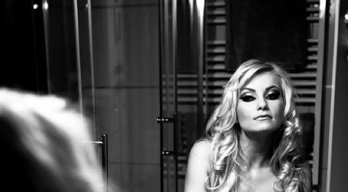 Sylvia, aproape GOALĂ, în baie! După divorţ, îşi arată nurii pe net | FOTO