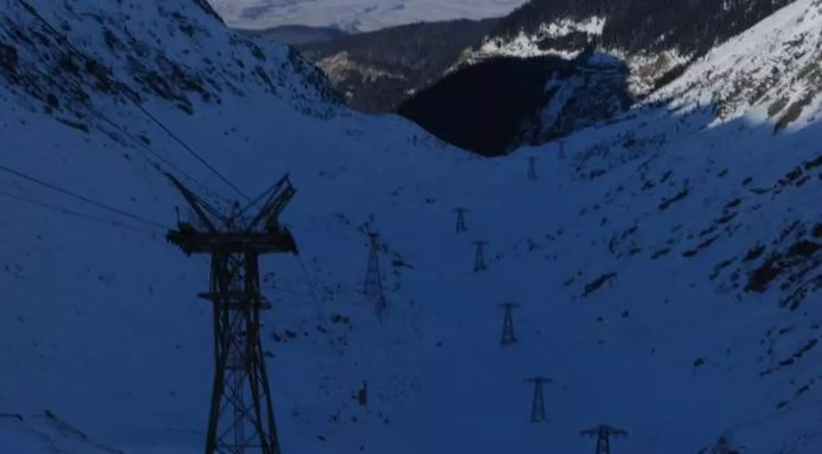 75 de persoane, salvate cu elicopterele dintr-o telecabină rămasă în pană, în Elveția