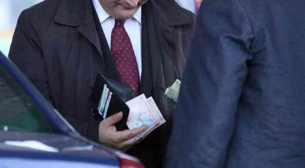Modest, Theodor Paleologu conduce un Logan de la Parlament, dar nu ştie cât costă benzina