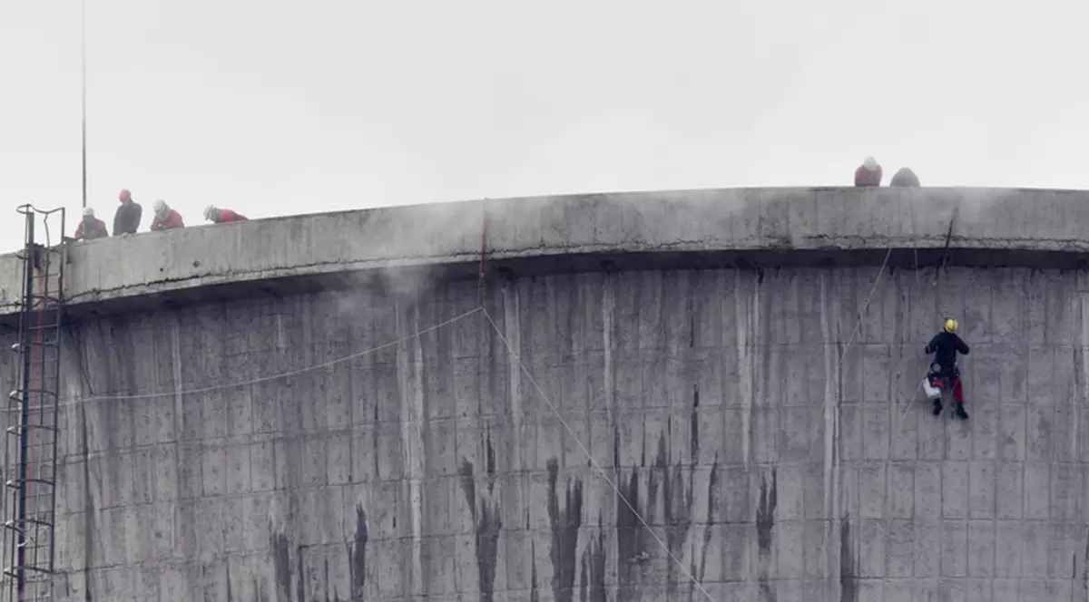 Un grup de activiști germani ai Greenpeace a protestat pe un turn de răcire al termocentralei de la Rovinari