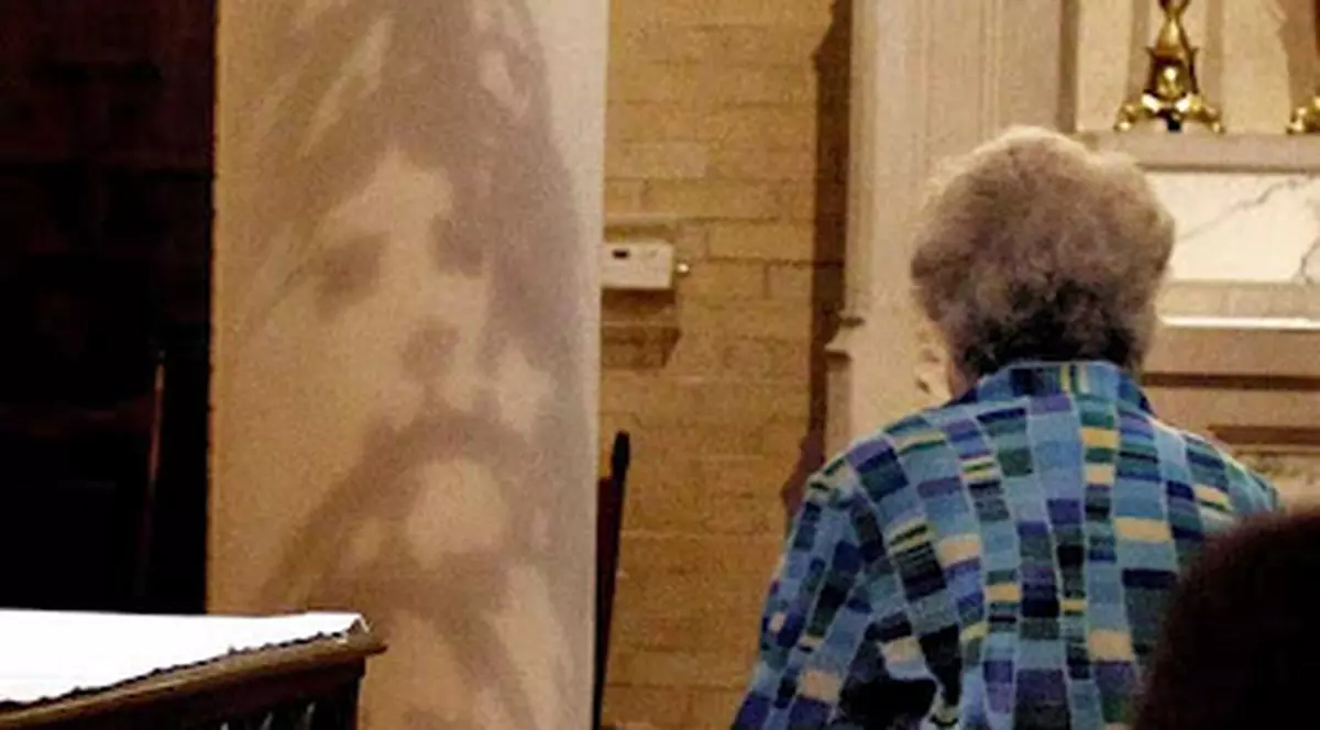 Umbra lui Iisus a apărut într-o capelă, după ce o tânără a cerut un semn de la Dumnezeu | VIDEO
