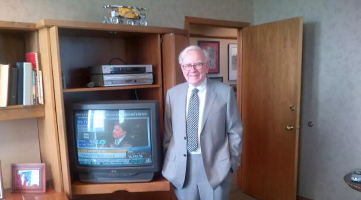 Are televizor cu tub și video-player în birou. Al treilea cel mai bogat om al planetei nu se lăfăie la serviciu! FOTO