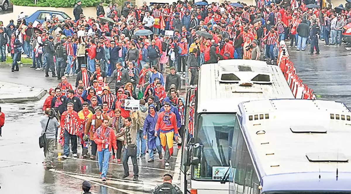 Sosirea miilor de fani iberici a creat ieri haos pe cel mai mare aeroport din România
