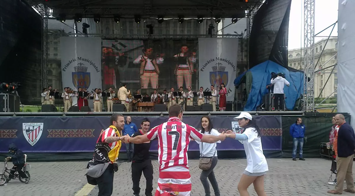 Wilmark s-a prins în horă cu suporterii spanioli. FOTO