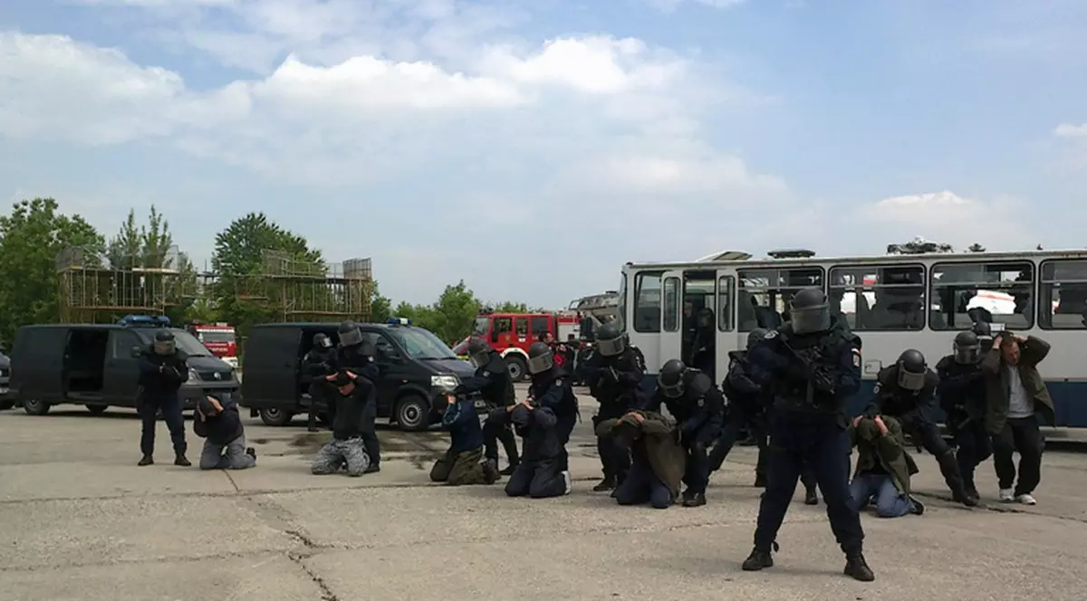 Jandarmii Brigăzii Speciale au salvat ostatici dintr-un autobuz ”confiscat” de terorişti!