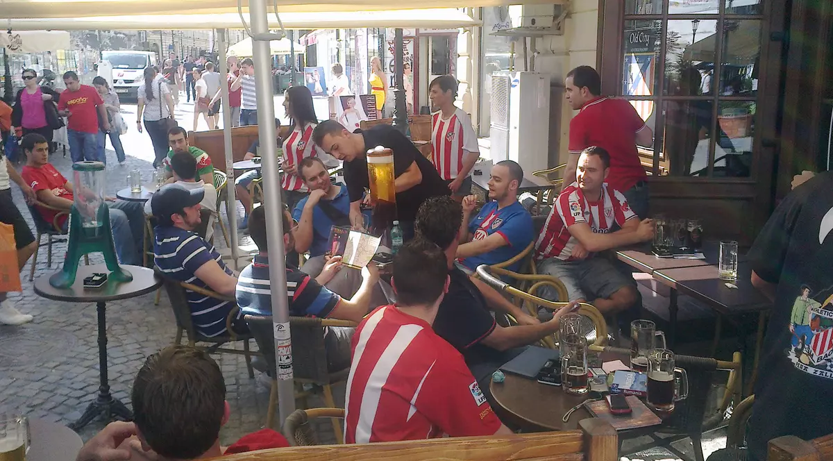 Berea curge în valuri, ibericii sunt liniştiţi: nici un local nu a raportat nici măcar o farfurie spartă