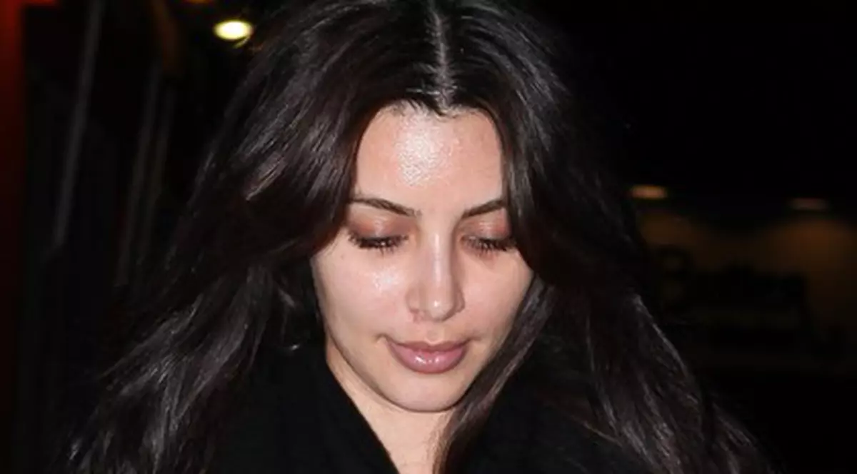 Este una dintre vedetele care sunt mereu în centrul atenţiei, dar dacă o întâlneşti AŞA pe stradă nu o să ştii cine este! FOTO