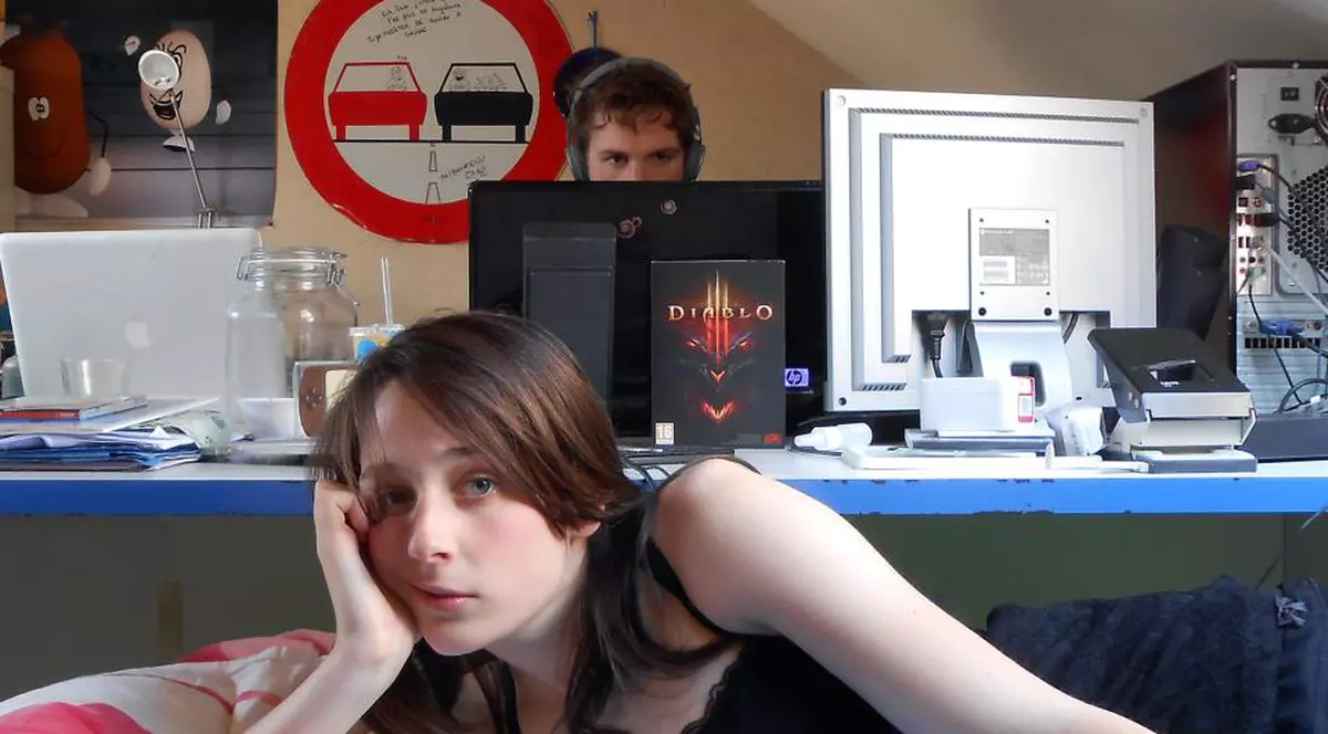 Eşti singură şi tristă pentru că iubitul nu se poate dezlipi de "Diablo 3"? Poţi primi un vibrator! FOTO