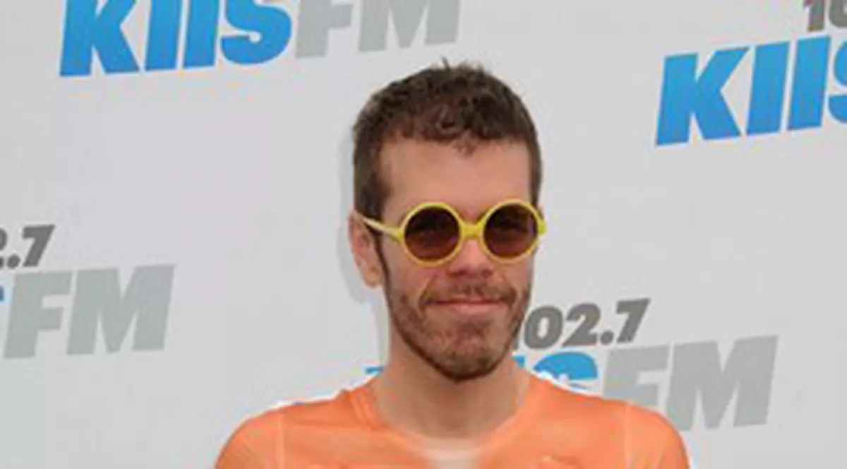 Perez Hilton, celebrul blogger de la Hollywood, dă tonul în modă! Vezi ce articole vestimentare vor fi must-have! FOTO