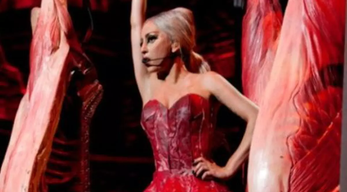Lady Gaga adoră CARNEA CRUDĂ! Şi-a făcut din nou rochie dintr-o HALCĂ!