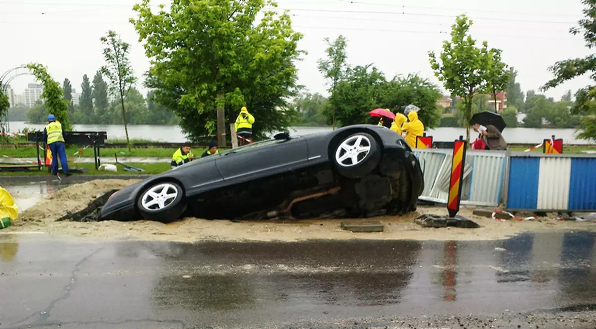 INCREDIBIL! LIMUZINĂ de 100.000 de euro, FĂCUTĂ ZOB într-o groapă  din Capitală | FOTO