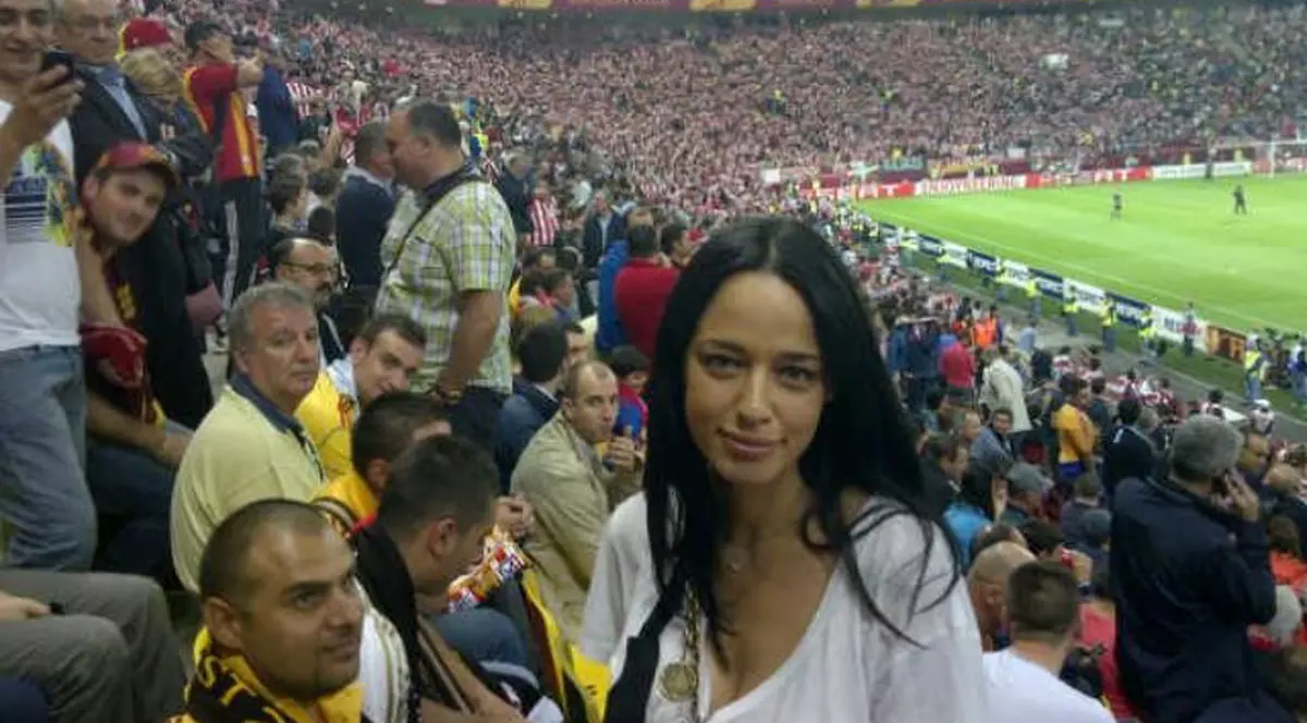 Andreea Raicu a făcut furori pe Naţional Arena înaintea începerii meciului din finala Europa League!