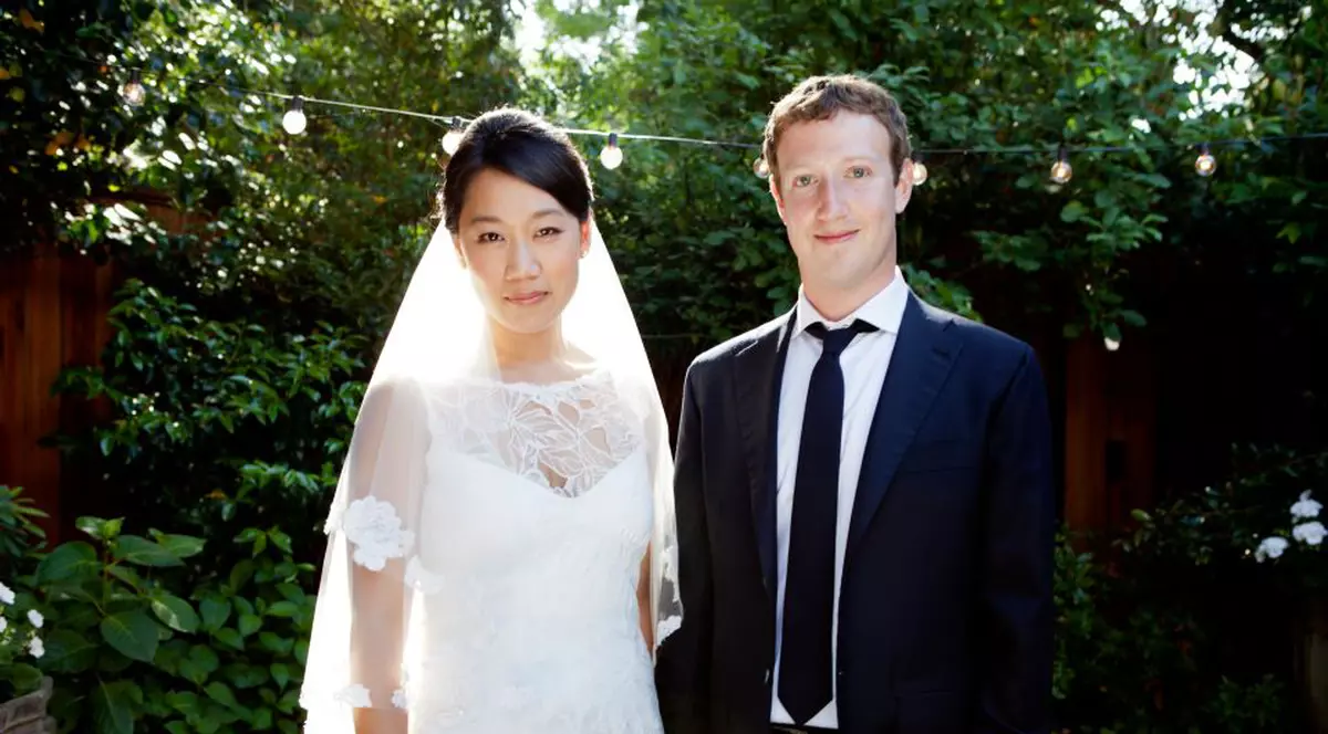 Fondatorul Facebook, Mark Zuckerberg, cel mai tânăr miliardar din lume, s-a ÎNSURAT în SECRET