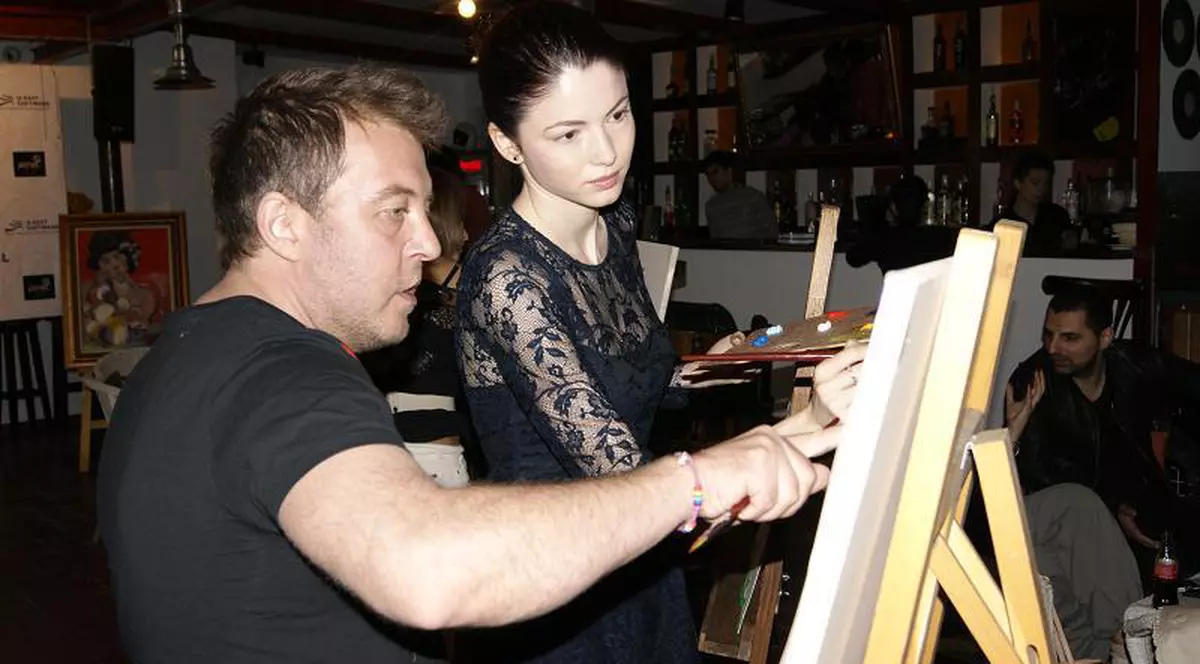 Ultima fiţă printre vedetele de la noi este să înveţe să picteze! Iată cine s-a îndrăgostit de pensulă şi şevalet! FOTO
