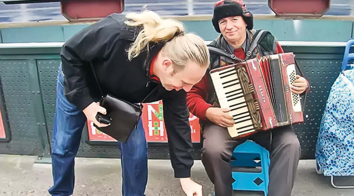 Aşa zgârcit să fii, Crăciunescule? Celebrul acordeonist i-a dat 50 de bani unui cântăreţ stradal