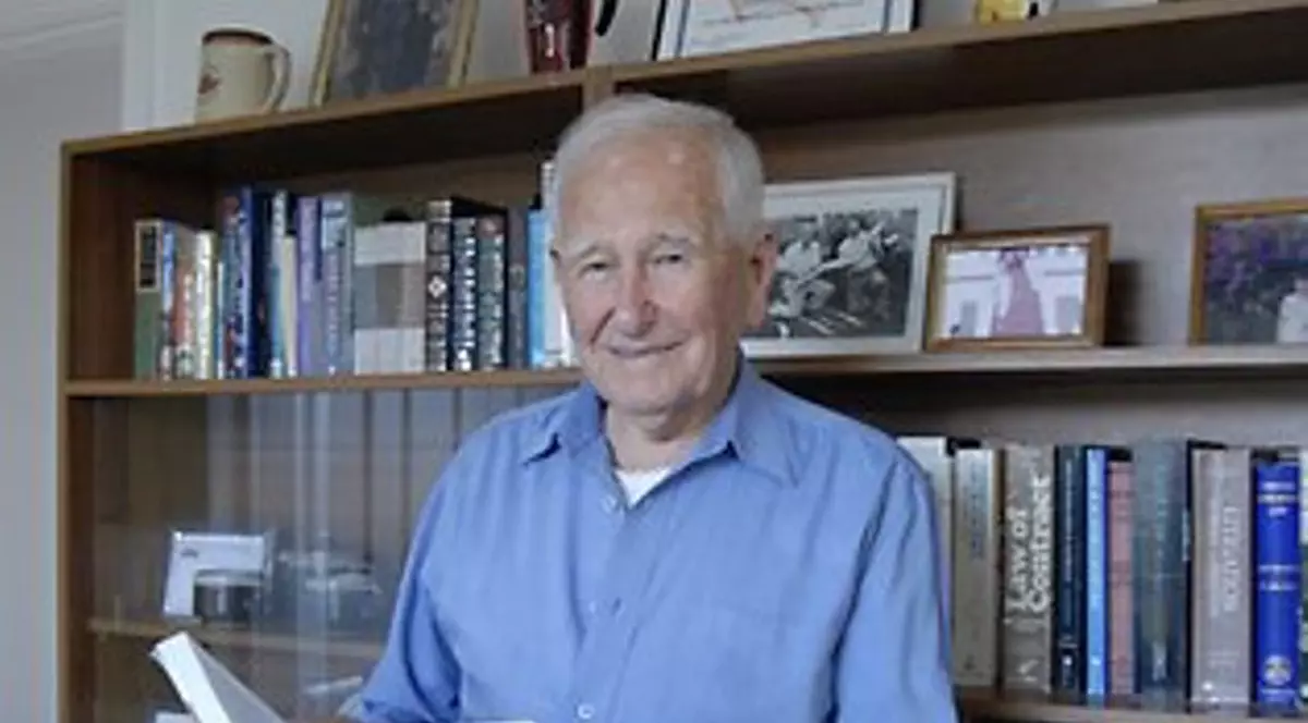 Aşa ambiţie mai rar! Un bătrân de 97 de ani şi-a luat cea de-a patra diplomă universitară!