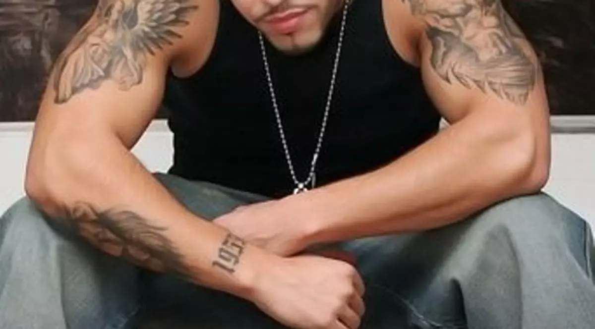 Alex Velea face plajă la Costineşti cu tricoul pe el