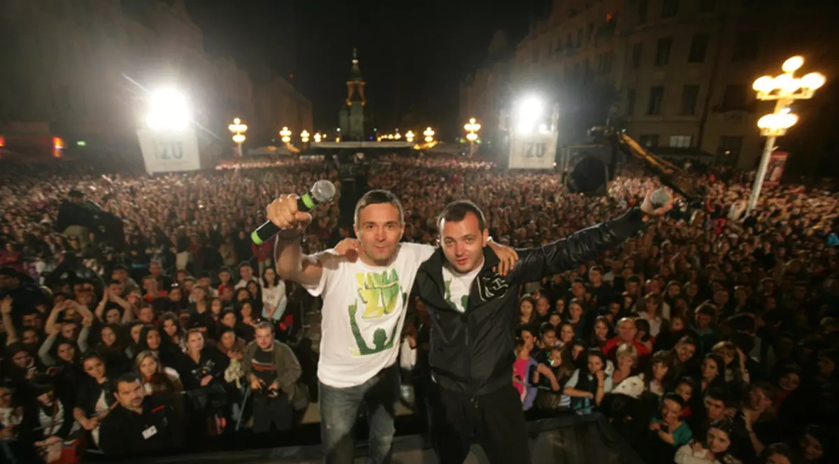 Buzdugan şi Morar au rupt norma: cel mai mare karaoke din România, cu 30.000 de timişoreni | FOTO