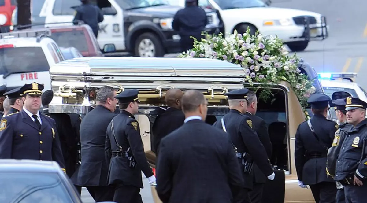 Familia doreşte ca sicriul lui Whitney Houston să fie încastrat în beton pentru a nu fi jefuit. Artista a fost înmormântată cu bijuterii de 750.000 de dolari!