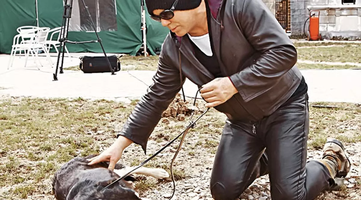 Mickey Rourke a uitat să-şi ia maidanezul în America