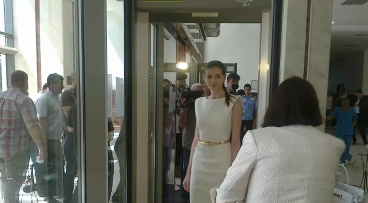 Moni şi Iri, CIRC TOTAL la Tribunal. Ea: „Nu știu unde e fetița mea!” El: „Monica face teatru absurd!”