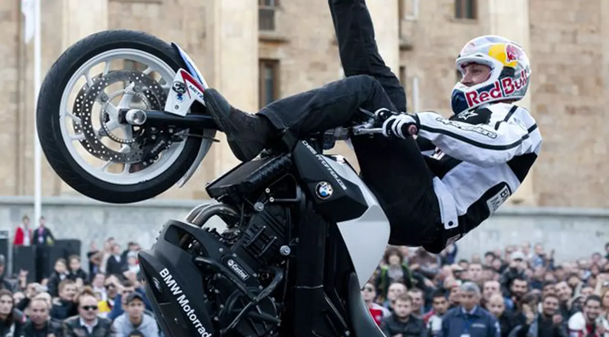 Chris Pfeiffer, celebrul Streetbike freestyler, vine la Bucureşti