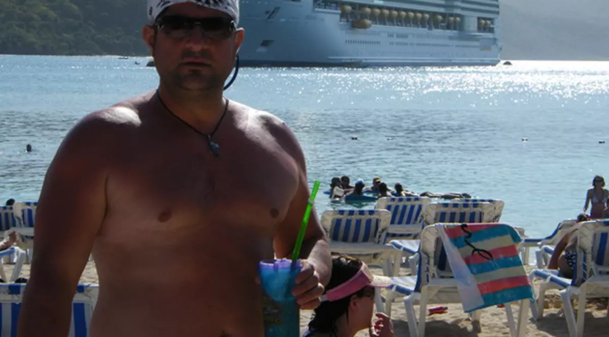 Tavi Colen a făcut plajă încălţat şi cu fesul pe cap