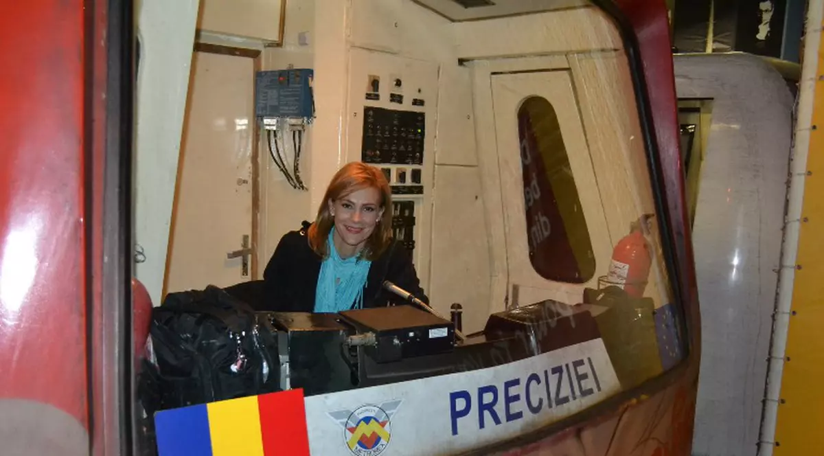 Roxana Ciuhulescu ia lecţii de condus... metroul