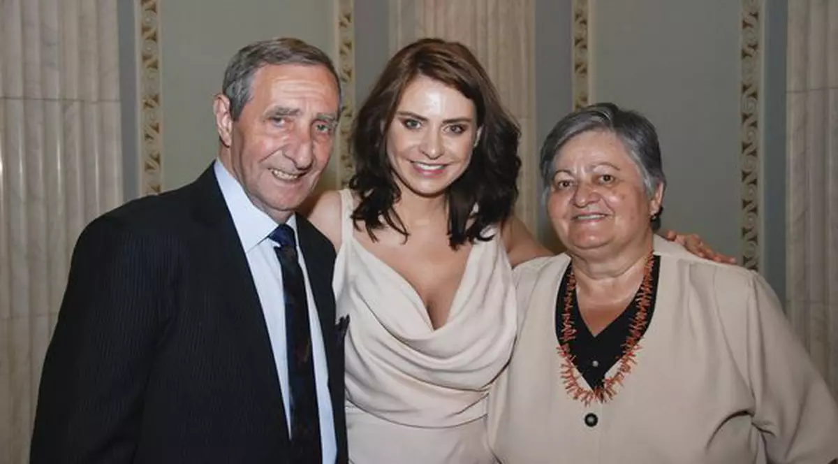 Adina Buzatu, susţinută de părinţi la o prezentare de modă